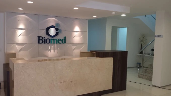 Interior da Clínica Biomed - Ambiente moderno e acolhedor em Fortaleza